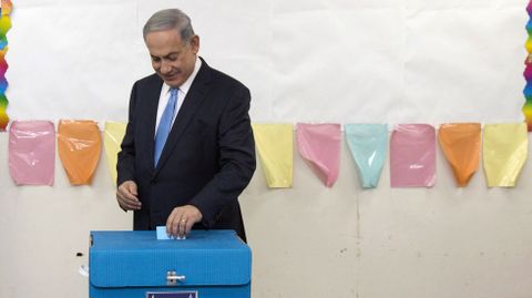 El primer ministro israel, Benjamin Netanyahu, ejerciendo su derecho a voto.