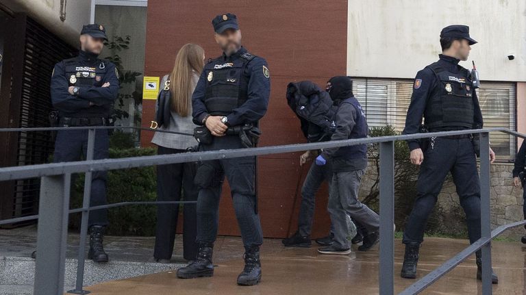 Los cogen con 5,5 kilos de cocaína, tres de hachís, uno de marihuana y 56.000 euros y días después de entrar en prisión piden salir por «arraigo familiar y laboral»