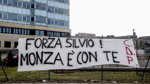 At the door of the hospital, where he is still located, his companions placed a banner of support