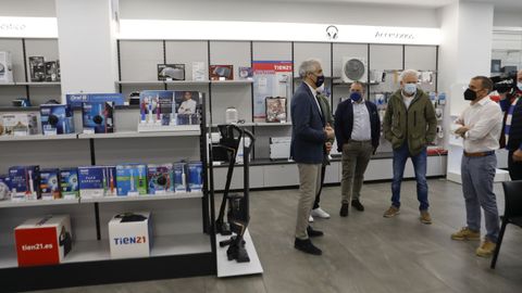 El vicepresidente Conde en una visita al comercio santiagus