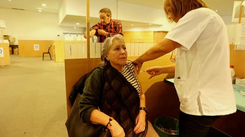En el vacunódromo ubicado en el edificio administrativo de la Xunta en Campolongo se inició este lunes la inmunización del grupo de edad de 69 a 60 años