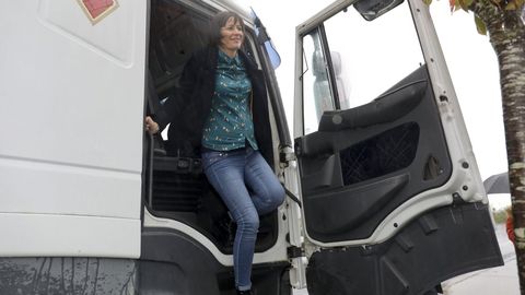 Ana Pontn baja de la cabina de un camin, el 30 de octubre del 2019, durante una protesta contra el peaje de la autopista AP-9