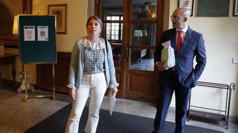 Luisa Piñeiro, exalcaldesa de Moraña, con su abogado, antes de valorar la sentencia que la absuelve