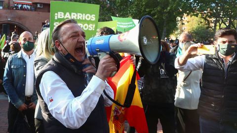 Uno de los seguidores de Vox, con un altavoz en el acto en Vallecas