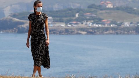 La reina Letizia en el Cerro de Santa Catalina, en Gijón donde ha visitado la exposición al aire libre Elogio del Horizonte .