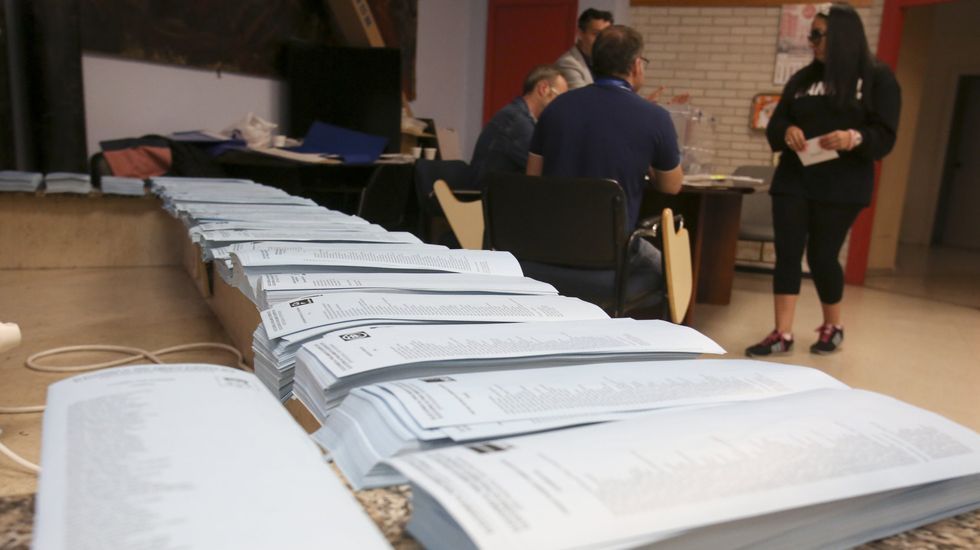 Mesa con montones de papeletas en un colegio electoral durante las elecciones del 2019.