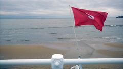 Prohibido el ba�o en la playa de San Lorenzo, en Gij�n