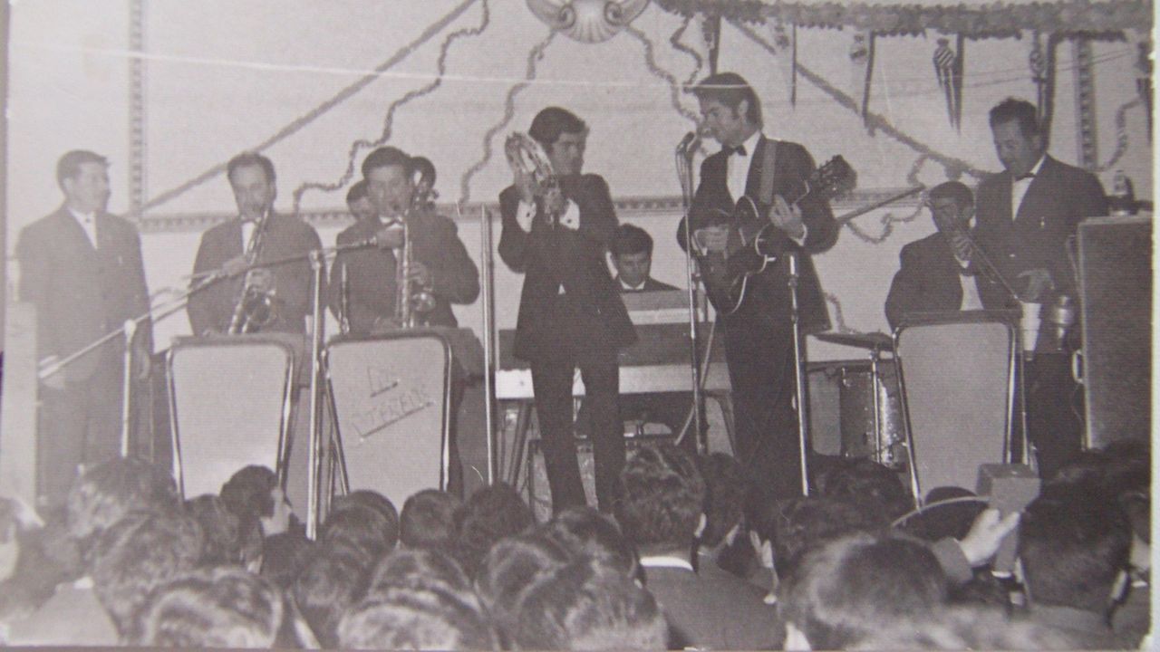 Actuacin del Duo Dinmico, acompaados del grupo Stereo de Ferrol, en la Sala A Cocia, en Viveiro, donde presentaron la cancin La,La, La para Eurovisin