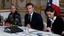 Macron, durante una reunión este jueves con la primera ministra Elisabeth Borne (izquierda).