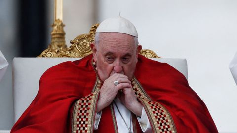 El papa Francisco en el funeral de su antecesor