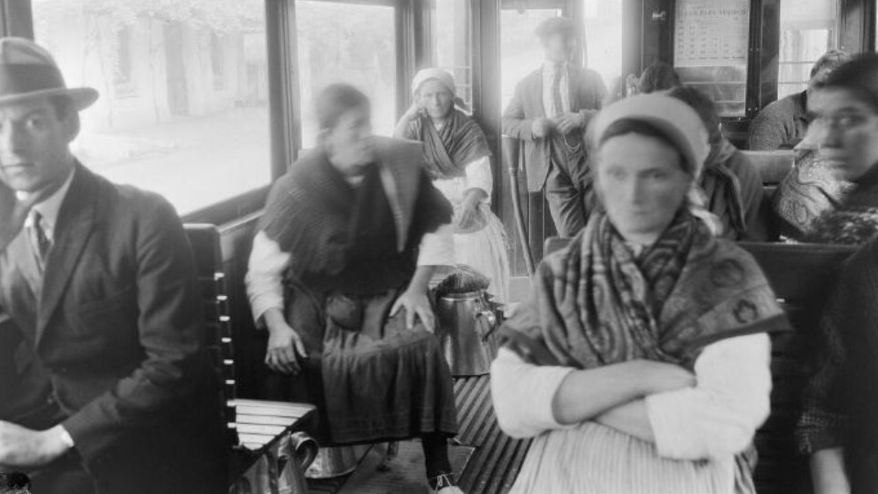 Detalle de una imagen tomada en 1924 en el transporte p�blico entre Vigo y O Porri�o.