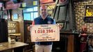 Francisco Javier Domnguez Lpez, dueo de la cervecera Chamouco, con un cartel en que figura la combinacin ganadora de la Bonoloto