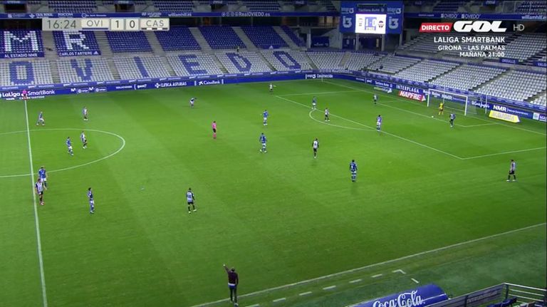 Presión adelantada del Oviedo en un saque de puerta del Castellón. Todo el equipo azul en campo contrario
