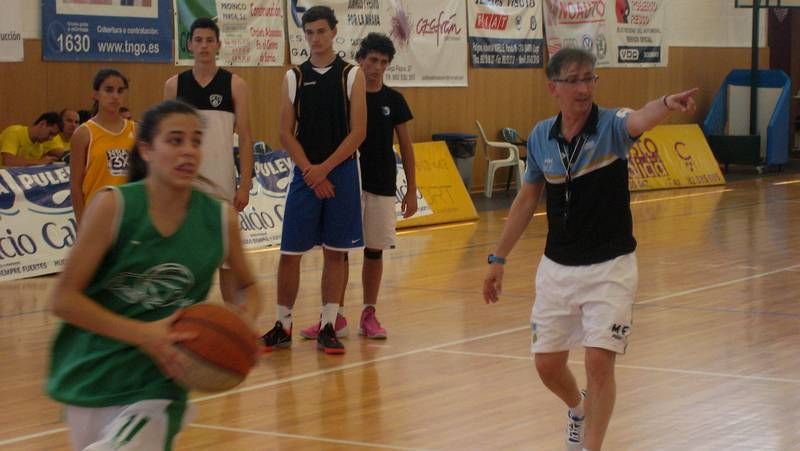 MOncho Fern�ndez realiz� varios ejercicios, sobre todo de ataque, con participantes en el campus de Sarria