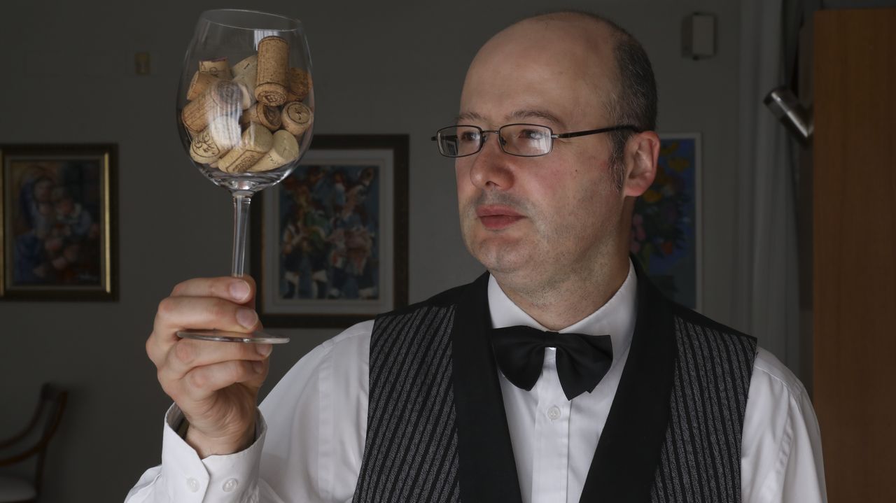 En busca de las calas ocultas.Una pintada, en el mismo punto de la playa de Coira en el que la pandilla de amigos de los ocupantes del kayak se juntaban siempre, recuerda a Miguel Quan y a Javier Hurtado