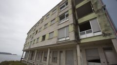 Este es el estado en el que se encuentran dos edificios abandonados en Malpica