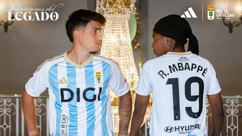 Santi Colombatto y Raissa Mbappe, con la tercera equipación del Real Oviedo