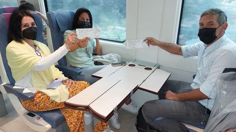 Sonia, Iria y Toms, que esta maana estrenaron sus abonos gratuitos para viajar en los trenes del Eje Atlntico. En la imagen, en el trayecto de Vilagarca a Pontevedra 