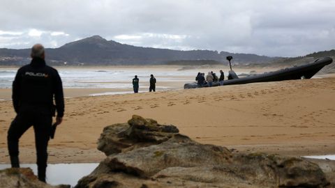 Operativo en la playa de O Vilar tras el hallazgo de una de las planeadoras en febrero del 2023.