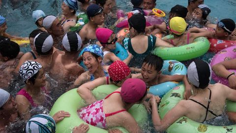 Nadadores acumulados en una piscina de olas en Pyongyang