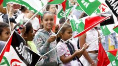 Niños saharauis participantes en el programa  Vacacións en paz  del 2023, en una actividad frente al Ayuntamiento de Santiago
