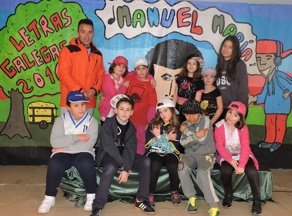 Los alumnos raperos con su profesor, Jos� Manuel L�pez Cabana, y la docente en pr�cticas Noelia Sangil.