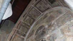 Pinturas al fresco en proceso de restauracin en la iglesia vieja de Sanxenxo