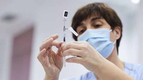 Una trabajadora sanitaria sostiene una jeringuilla con la segunda dosis de la vacuna de Pfizer-BioNTech contra el covid-19 en el Hospital Universitario Marqus de Valdecilla, en Santander
