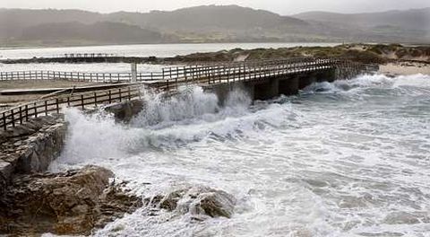 El mar embistió y llegó a sobrepasar el puente que da acceso a la laguna de Baldaio.