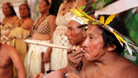 Ancianos del grupo tnico Tukano Orientales realizan una presentacin cultural como estrategia para promover el departamento del Guaviare en un territorio de paz en Bogot (Colombia)
