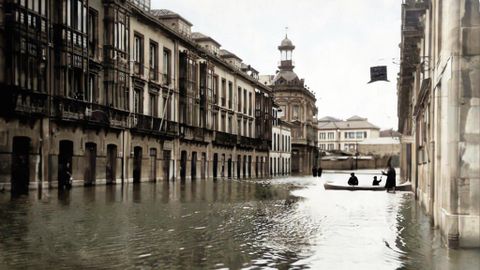 Asturias. Varias personas atraviesan en barca la calle de la Cmara durante las grandes inundaciones que sufri AVILS en abril de 1934