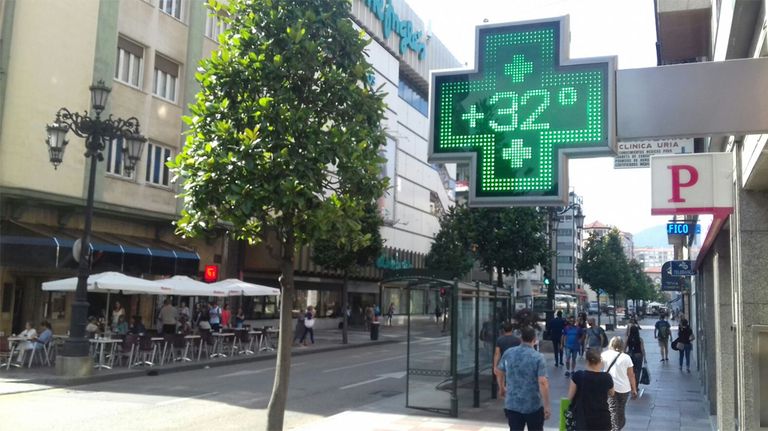 Un termómetro señala los 32 grados en la calle Uría de Oviedo