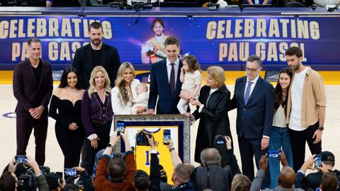 Ceremonia de retiro de la camiseta de Pau Gasol durante el partido entre Los Ángeles Lakers y los Memphis Grizzlies