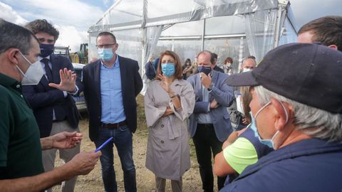 El delegado territorial, Javier Arias y la conselleira de Medio Ambiente, Ángeles Vázquez, junto a los manifestantes