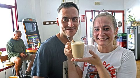 Felipe Torres y Andrea Besada, con una taza del que probablemente sea el café con leche más barato del centro de Sanxenxo