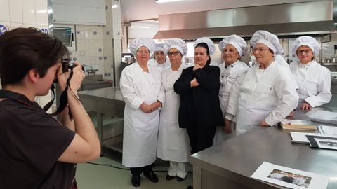 La foto de la versión femenina de una famosa imagen de Ferran Adriá se tomó en las cocinas de la residencia de mayores de Caranza