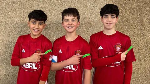 Los jugadores del CD Calasanz de A Coru�a con los brazaletes de la AECC
