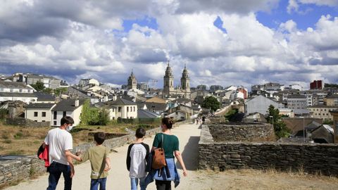 Turistas paseando el pasado verano por el adarve de la Muralla de Lugo