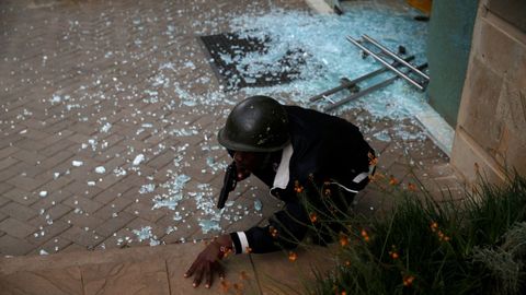 Un soldado, en el exterior del hotel