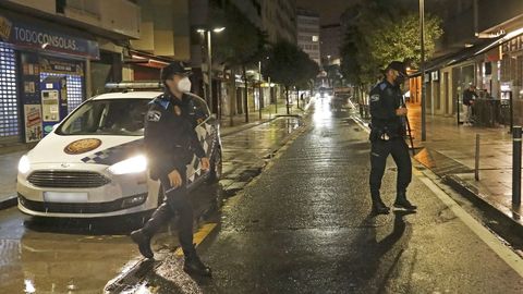 Agentes de la Polica Local de Santiago durante uno de los operativos nocturnos para vigilar que no se celebren fiestas en pisos