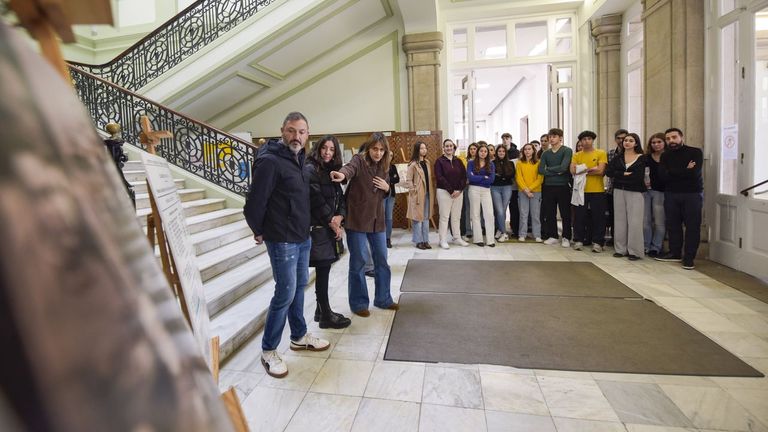El IES Valle-Inclán de Pontevedra recuerda a su profesor Castelao en una exposición