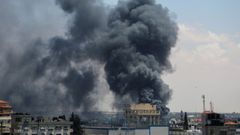 El humo se eleva sobre Rafah tras un ataque israel.