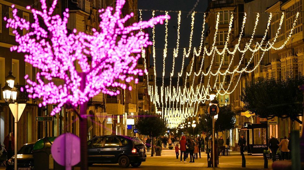 El encendido de la iluminacin navidea de Vimianzo, en imgenes.Manuel Facal, en su estudio de Carballo, con parte de su obra reciente