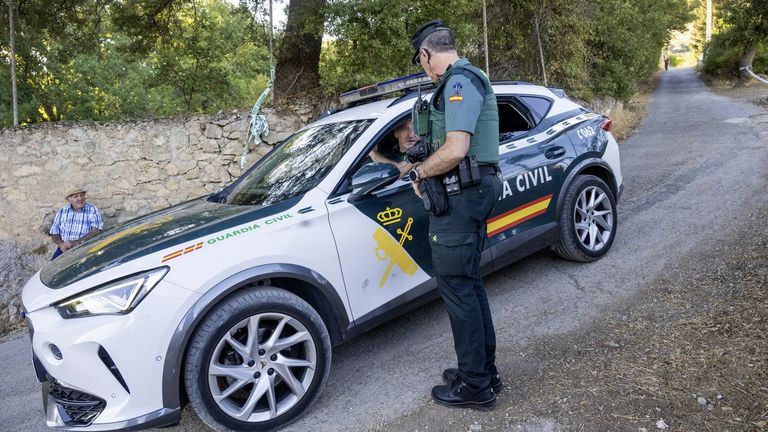 Mata a un hombre y se atrinchera con la mujer de este en Granada