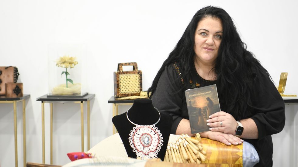 Bembrive.Jose Campaa con su libro De nia artesana a mujer, en el taller estradense de Ondas do mar. Entre las clases que da aqu y las que imparte en A Estacin (en Vedra), sigue transmitiendo la tradicin del encaje entre alumnas de todas las edades, incluso de ms de 80 aos. Lo que no hay es nias. Es una pena, porque las mams no vemos la artesana como un saber productivo.