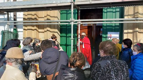 Numerosos fieles que no pudieron entrar en la iglesia esperaron a que saliese el prroco a bendecir