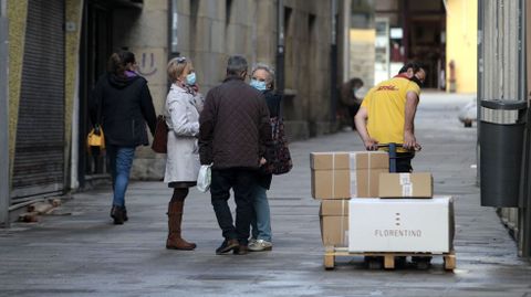 Un repartidor distribuye paquetera en una zona peatonal del casco histrico de Monforte