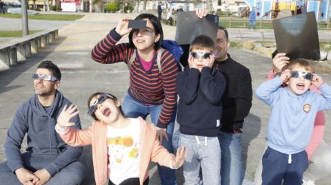 Familias viendo el eclipse en Moaa
