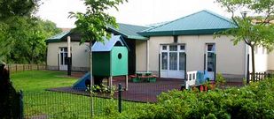 La escuela infantil de Negreira se construy hace diez aos y el parque no est homologado. 
