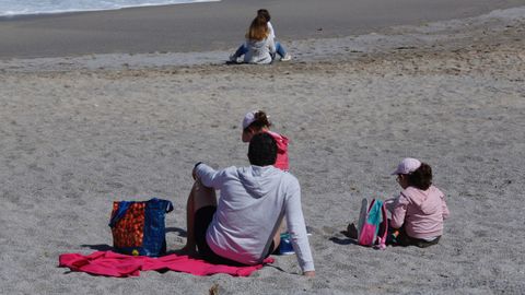 Disfrutando del sol en el paseo marítimo y en las playas en A Coruña
